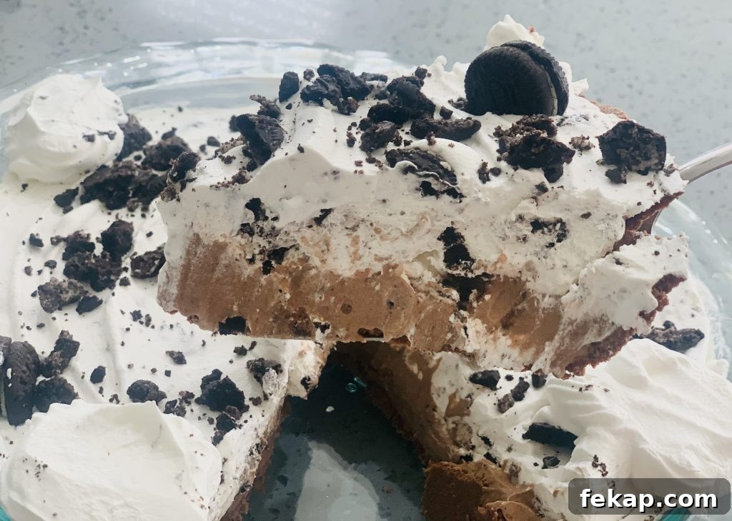 No-Bake Oreo Chocolate Pie Recipe with Creamy Filling 5 img 12335 4