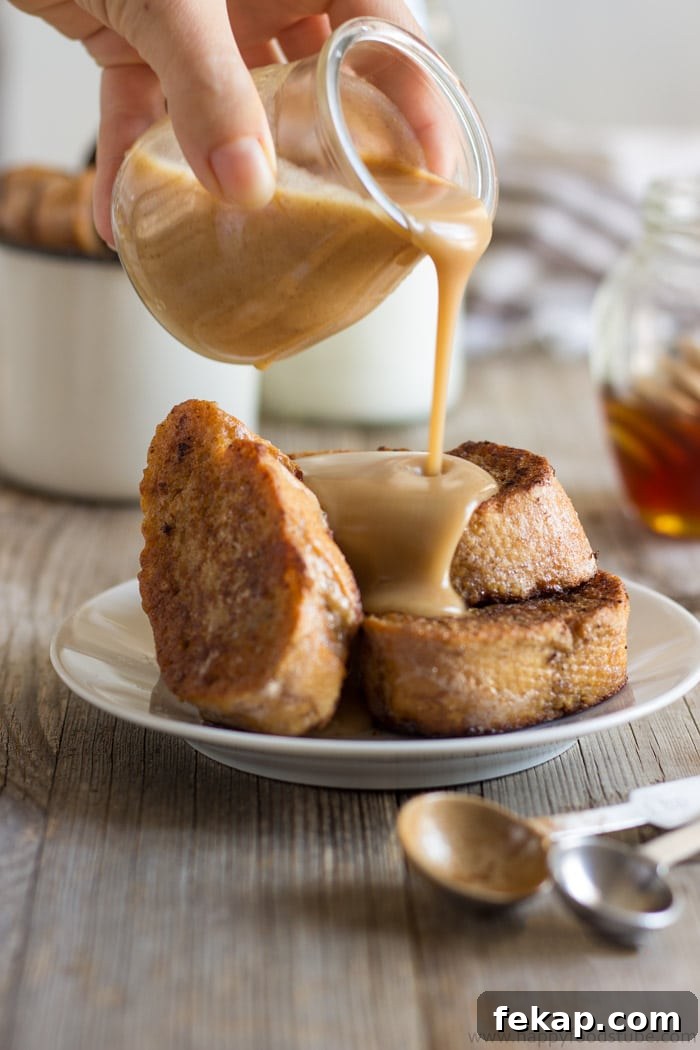 Gingerbread French Toast with Cinnamon Honey Sauce. Super easy Christmas breakfast idea | happyfoodstube.com