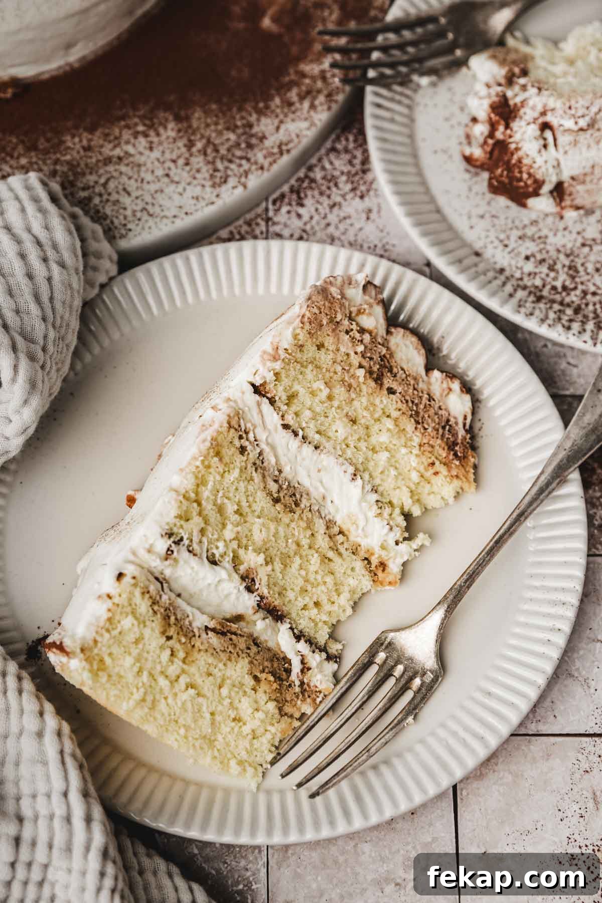 part de layer cake tiramisu dans une assiette