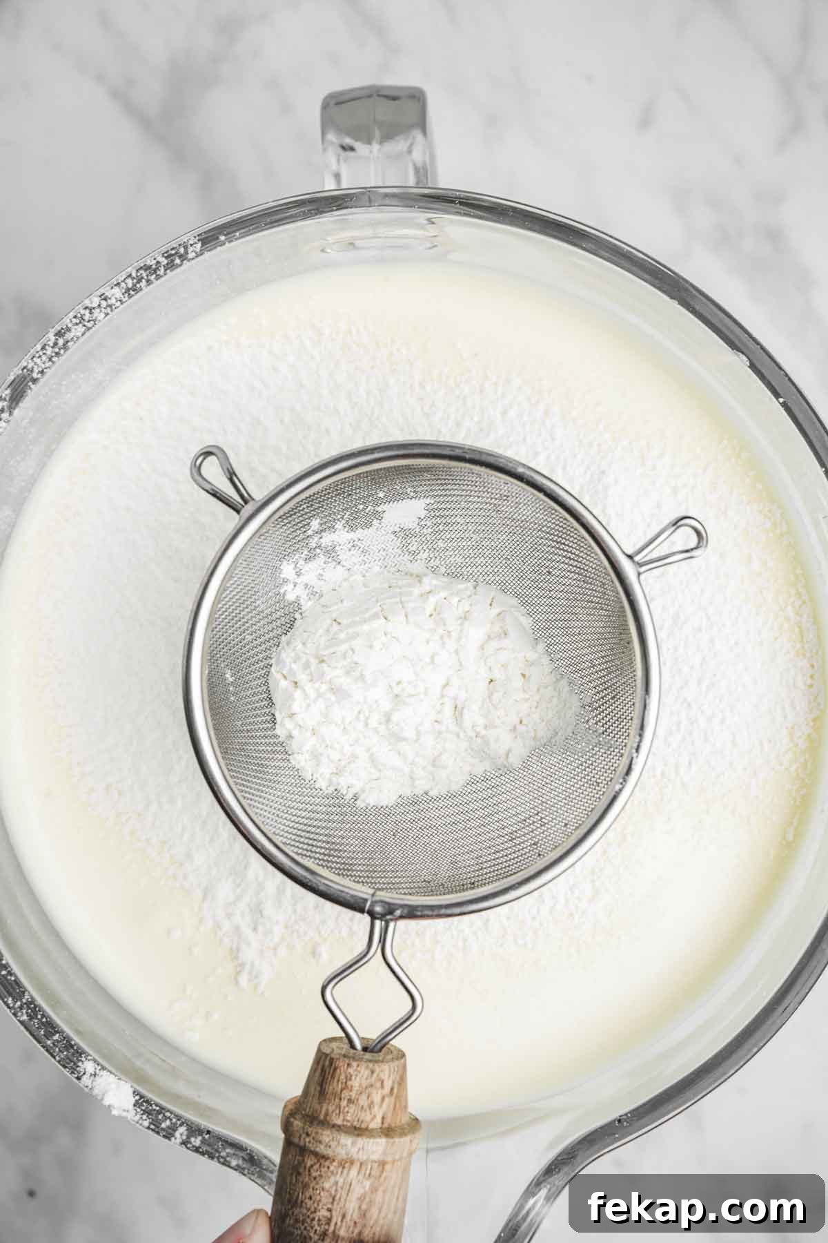 récipient avec farine et oeuf battus